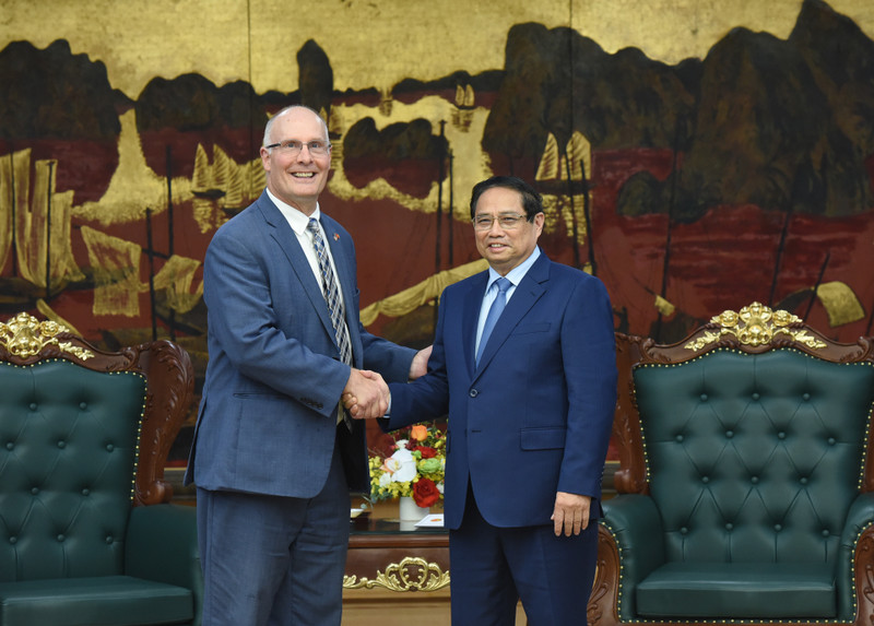 El primer ministro vietnamita, Pham Minh Chinh, recibe a John Moolenaar, congresista por Michigan (Foto: Nhan Dan)