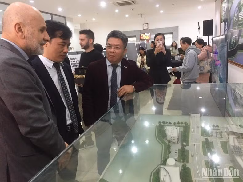 El embajador de Italia en Hanói, Antonio Alessandro; el vicepresidente de la Academia de Ciencia y Tecnología de Vietnam, profesor Le Truong Giang; y el director general del Centro Espacial de Vietnam, doctor Pham Anh Tuan, visitan la exposición. El embajador de Italia en Hanói, Antonio Alessandro; el vicepresidente de la Academia de Ciencia y Tecnología de Vietnam, profesor Le Truong Giang; y el director general del Centro Espacial de Vietnam, doctor Pham Anh Tuan, visitan la exposición.
