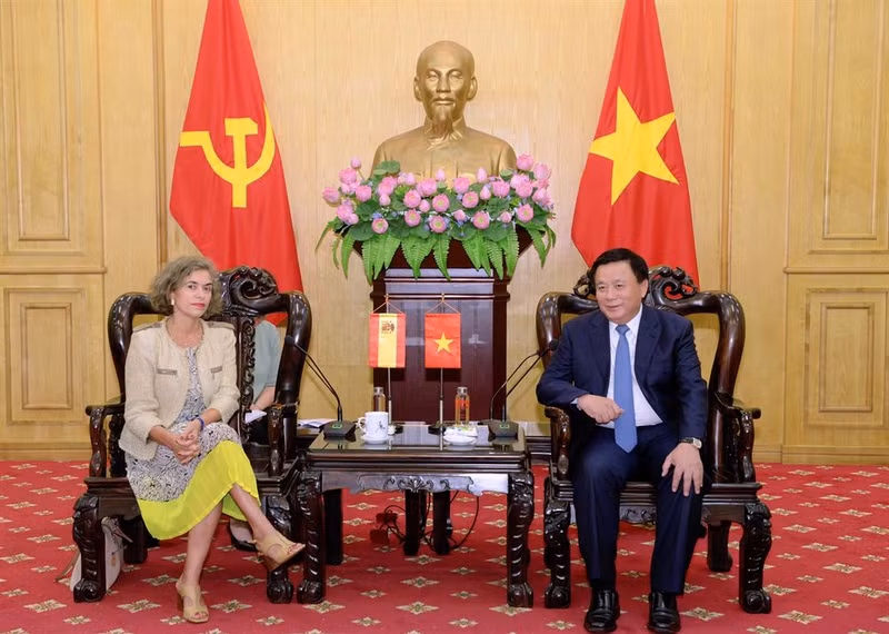 El director de la Academia Nacional de Política Ho Chi Minh, Nguyen Xuan Thang, recibe a la nueva embajadora española en Vietnam, Carmen Cano de Lasala. (Foto: hcma.vn)
