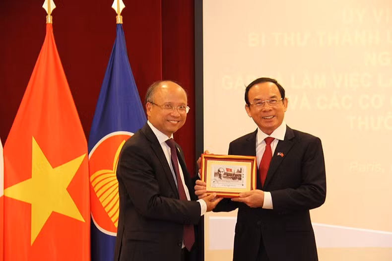 El secretario del Comité del Partido de Ciudad Ho Chi Minh, Nguyen Van Nen, y el embajador vietnamita en Francia, Dinh Toan Thang. El secretario del Comité del Partido de Ciudad Ho Chi Minh, Nguyen Van Nen, y el embajador vietnamita en Francia, Dinh Toan Thang.