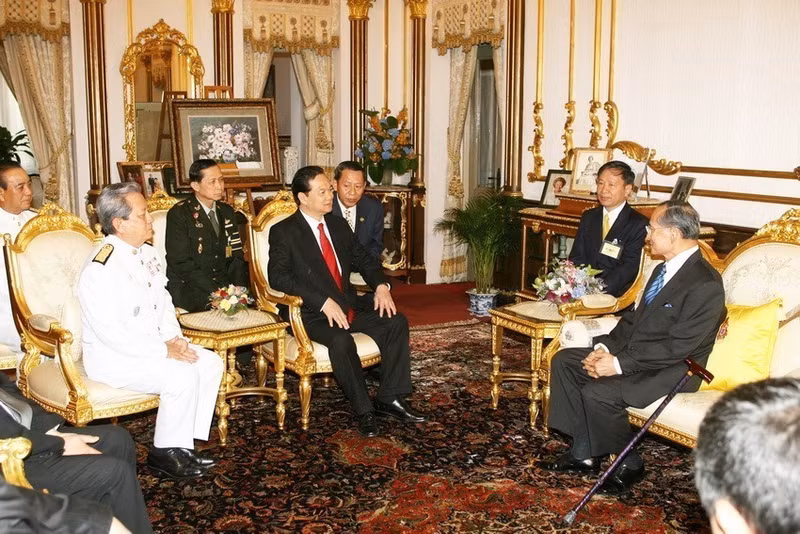 El primer ministro vietnamita Nguyen Tan Dung se reúne con el rey de Tailandia Bhumibol Adulyadej (Tailandia, 20 de diciembre de 2006). El primer ministro vietnamita Nguyen Tan Dung se reúne con el rey de Tailandia Bhumibol Adulyadej (Tailandia, 20 de diciembre de 2006).