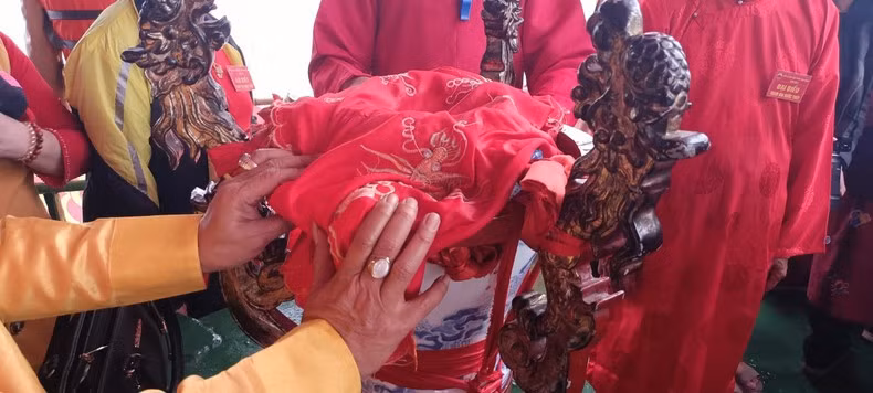 Mientras recogían agua, los monjes y budistas realizaban rituales espirituales. Mientras recogían agua, los monjes y budistas realizaban rituales espirituales.