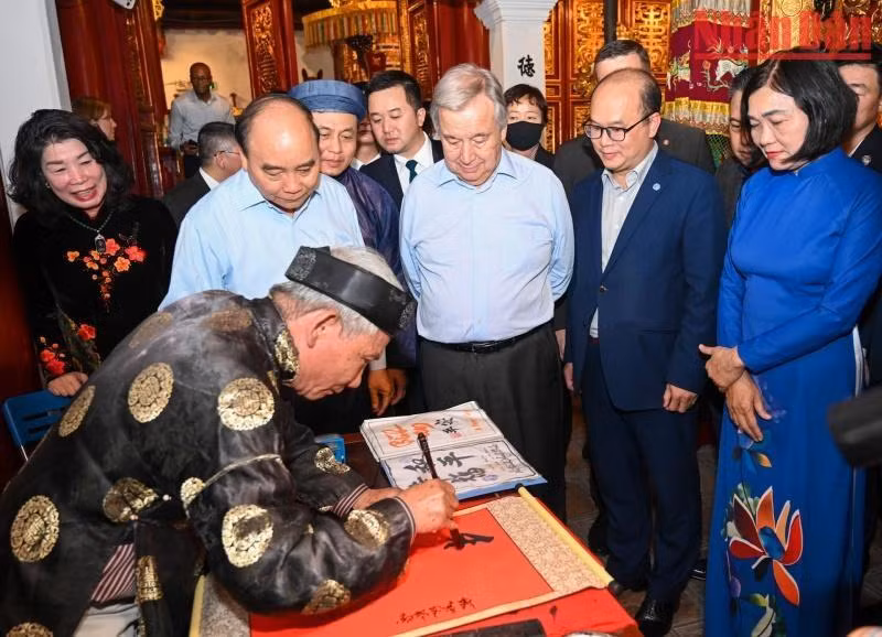 Un maestro de caligrafía regala letras al jefe de la mayor entidad multilateral del mundo.