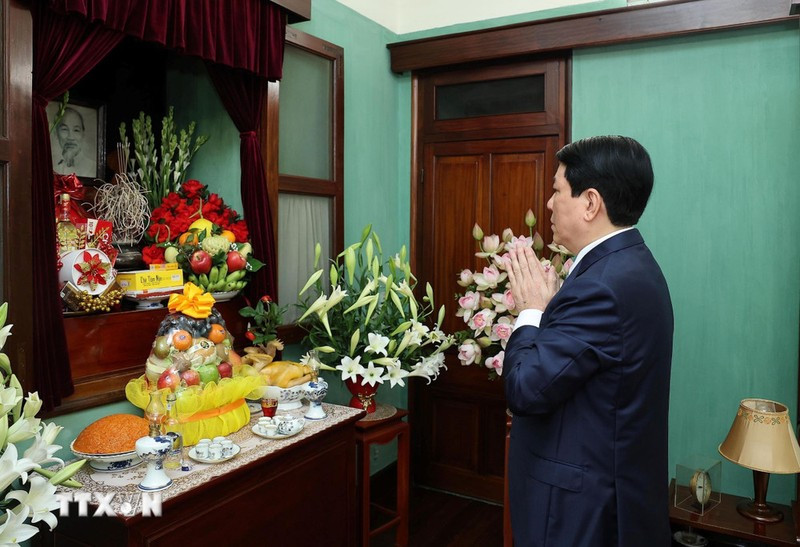 El presidente Luong Cuong ofrece incienso en homenaje al Presidente Ho Chi Minh.