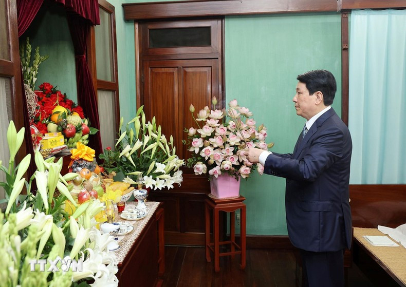 El presidente de Vietnam, Luong Cuong, ofrece inciensos en homenaje al líder Ho Chi Minh en la zona conmemorativa dedicada al dirigente revolucionario en Hanói. (Foto: VNA)