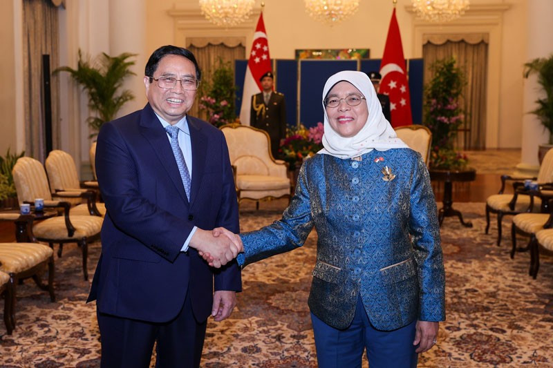 La presidenta de Singapur, Halimah Yacob, recibe al primer ministro de Vietnam, Pham Minh Chinh. (Fotografía: VNA)