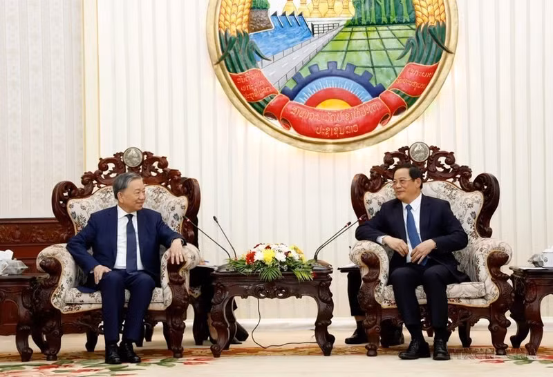 El primer ministro de Laos, Sonexay Siphandone, recibe al general To Lam, ministro de Seguridad Pública en esa fecha y actual presidente, durante su visita oficial a la República Democrática Popular de Laos (29 de septiembre de 2023).
