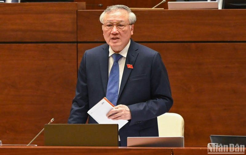 El presidente del Tribunal Popular Supremo, Nguyen Hoa Binh, rinde cuentas en la sesión parlamentaria. (Fotografía: Nhan Dan)