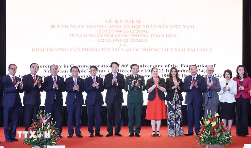 El presidente Luog Cuong y otros delegados en el acto.