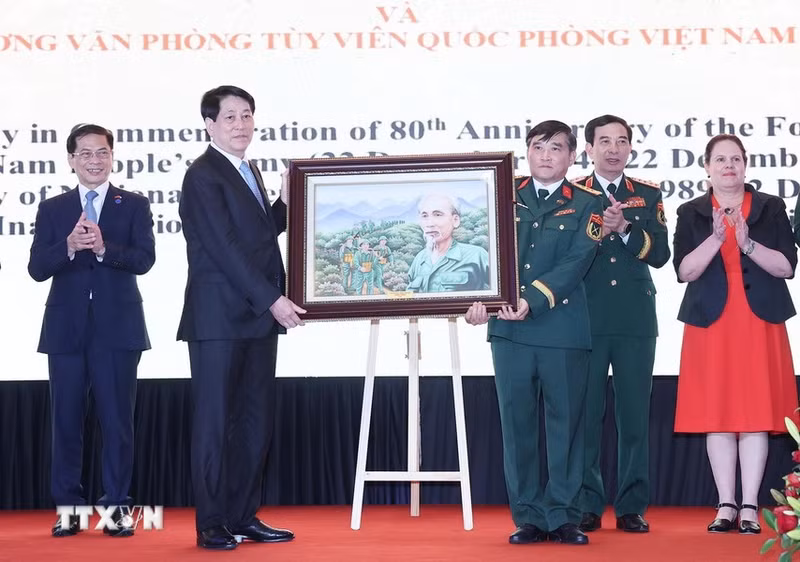 Luong Cuong entrega un regalo a la Agregaduría de Defensa de Vietnam en Chile.