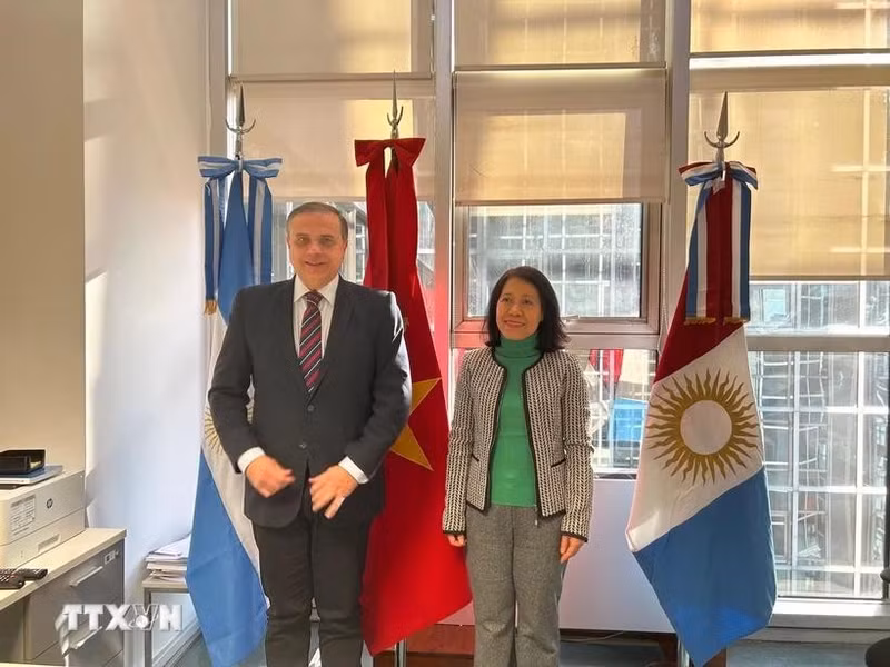 La embajadora vietnamita, Ngo Minh Nguyet y el diputado nacional de la Democracia Cristiana que integra el Bloque Hacemos por Argentina, Juan Fernando Brügge. (Foto: VNA)