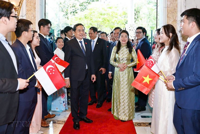 Wan Rizal, miembro del Grupo Parlamentario de Amistad Singapur - Sudeste Asiático, y Mai Phuoc Dung, embajador de Hanói en Singapur, reciben al presidente de la Asamblea Nacional vietnamita, Tran Thanh Man, y su esposa en el aeropuerto internacional de Changi. (Foto: VNA)