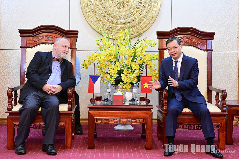 El vicesecretario del Comité del Partido y presidente del Comité Popular de la provincia de Tuyen Quang, Nguyen Van Son, recibe al embajador de la República Checa en Vietnam, Hynek Kmoníček. (Foto: baotuyenquang.com.vn) 