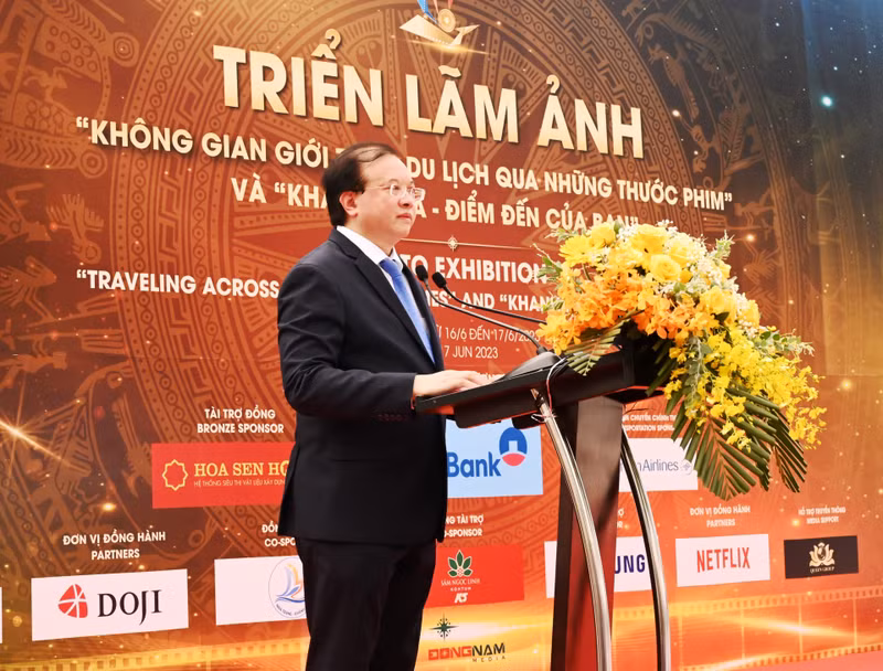 El viceministro de Cultura, Deporte y Turismo Ta Quang Dong habla en el evento. (Fotografía: baodansinh.vn)