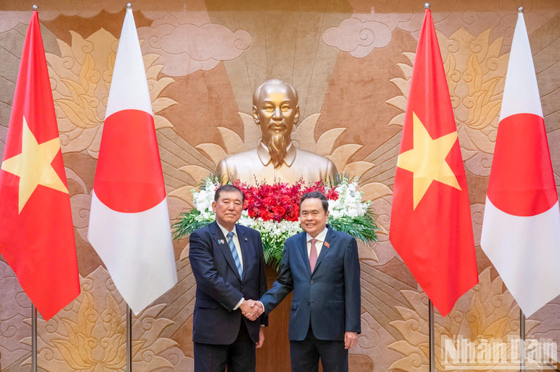 El presidente de la Asamblea Nacional de Vietnam, Tran Thanh Man y el primer ministro de Japón, Ishiba Shigeru. (Foto: Nhan Dan)