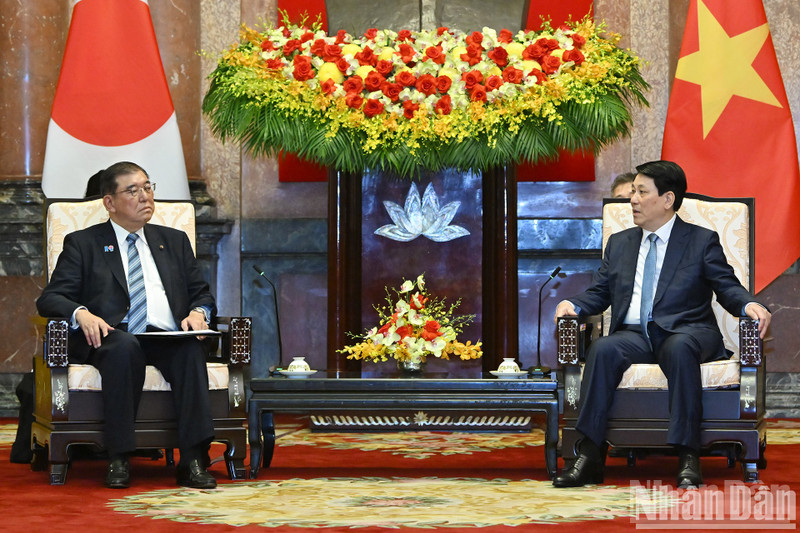 El presidente vietnamita, Luong Cuong, recibe al primer ministro japonés, Ishiba Shigeru. (Foto: Nhan Dan)