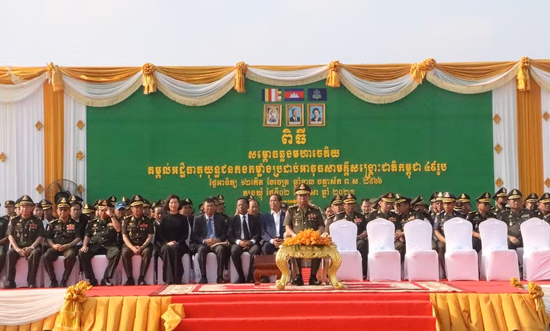 El general Samdech Tea Banh, viceprimer ministro y titular de Defensa de Camboya preside los actos. (Fotografia: Nhan Dan)