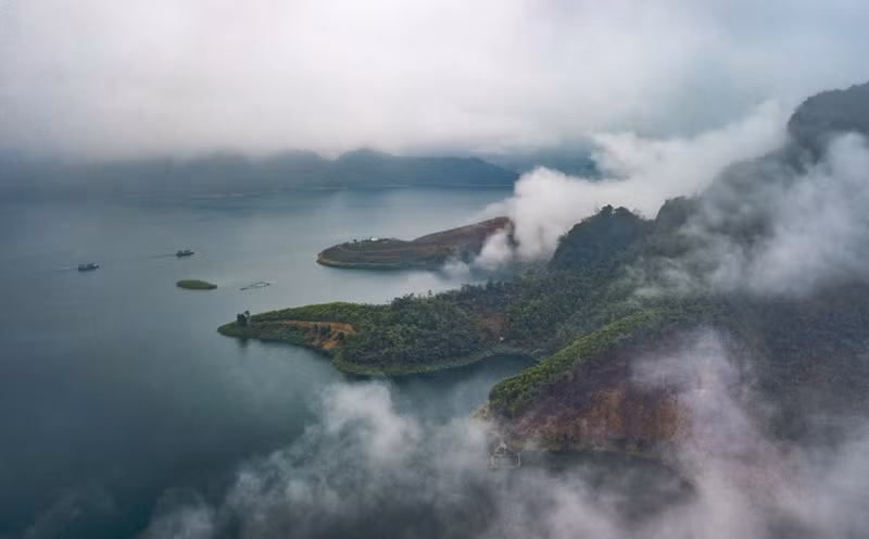 El paisaje de montañas, ríos y nubes crea un ambiente profundamente poético en el embalse Hoa Binh.