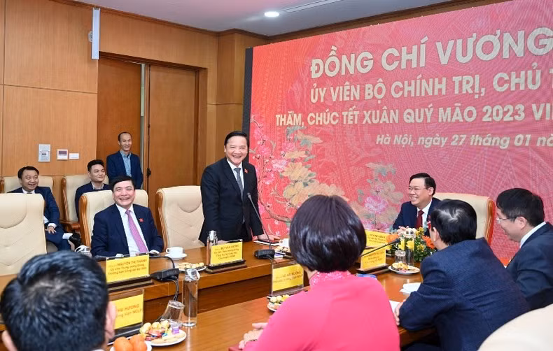 Nguyen Khac Dinh, vicepresidente de la Asamblea Nacional habla en la reunión.
