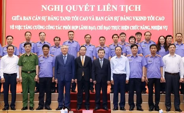 El presidente de Vietnam, Vo Van Thuong, y dirigentes de la Fiscalía Suprema Popular. (Fotografía: VNA)