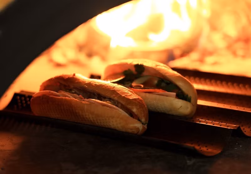 Las tostadas al horno de ladrillo hacen que la corteza esté caliente y crujiente, lo que le da más atractivo al pan.