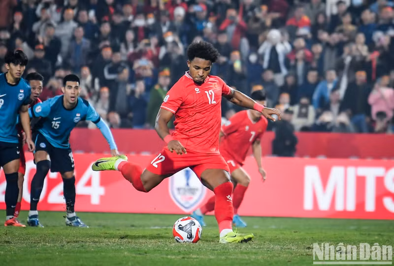 Nguyen Xuan Son realiza exitosamente el penalti para el equipo vietnamita (Foto: Nhan Dan)