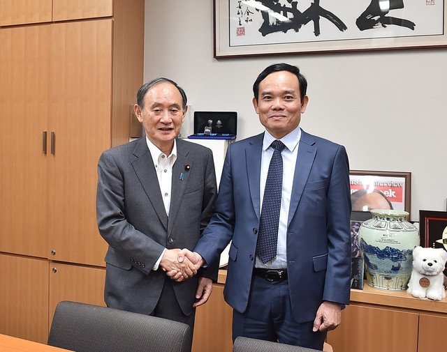 El viceprimer ministro de Vietnam Tran Luu Quang y el ex primer ministro japonés Suga Yoshihide (Fotografía: VGP)