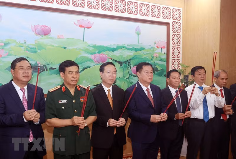 El presidente Vo Van Thuong ofrece incienso al Presidente Ho Chi Minh en la sede del Comité del Partido de Nam Dinh.