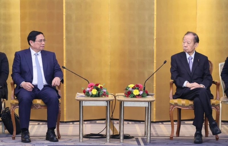 El primer ministro Pham Minh Chinh y el presidente de la Alianza Parlamentaria de Amistad Japón-Vietnam, Nikai Toshihiro (Foto: VNA)