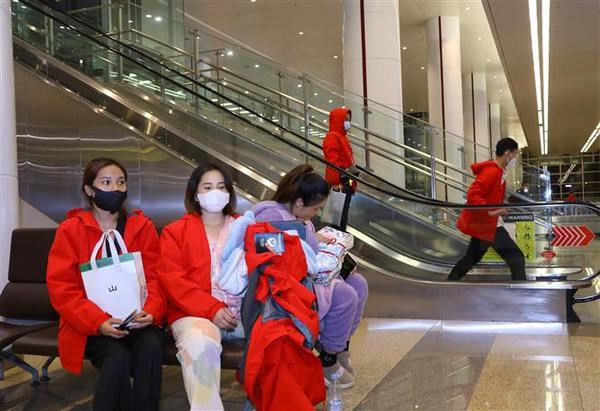 Ciudadanos vietnamitas en Myanmar llegan al aeropuerto internacional de Noi Bai, Hanói. (Foto: VNA)