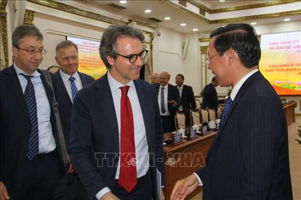 El presidente del Comité Popular de Ciudad Ho Chi Minh, Phan Van Mai, sostiene una sesión de trabajo con una delegación de embajadores, cónsules generales y honorarios de los países de la UE en Vietnam. (Fotografía: VNA)