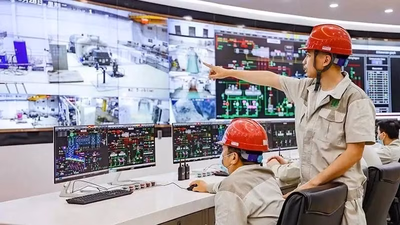Los trabajadores de la planta de energía de residuos de Soc Son, en las afueras de Hanói, operan el proceso de tratamiento de residuos para generar electricidad. (Foto: Nhan Dan)