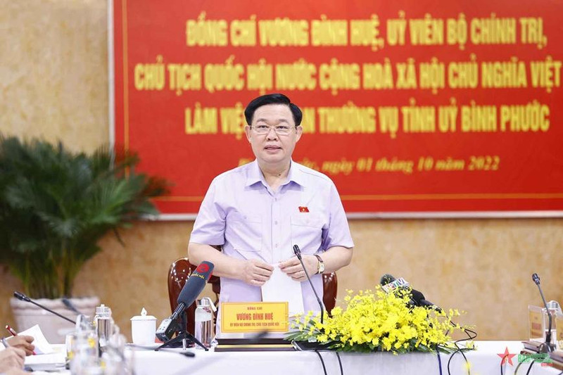 El presidente de la Asamblea Nacional de Vietnam, Vuong Dinh Hue, habla en la reunión. (Fotografía: qdnd.vn)