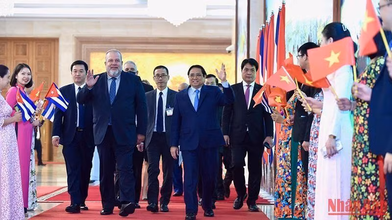 El primer ministro de Vietnam, Pham Minh Chinh, y su homólogo de Cuba, Manuel Marrero Cruz.