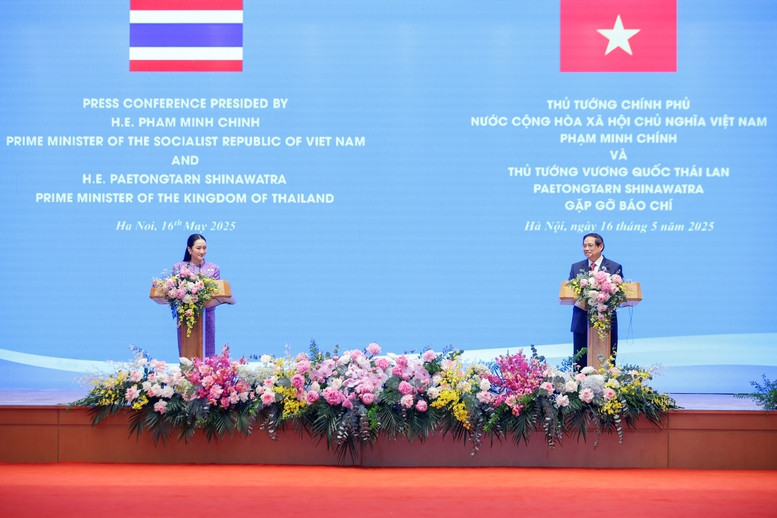 l primer ministro vietnamita, Pham Minh Chinh, y su homóloga tailandesa, Paetongtarn Shinawatra, en la rueda de prensa. (Foto: VGP)