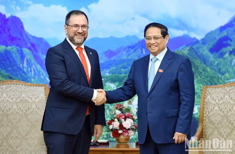 El primer ministro de Vietnam, Pham Minh Chinh, recibe hoy al ministro del Poder Popular para Relaciones Exteriores de Venezuela, Yván Gil Pinto.
