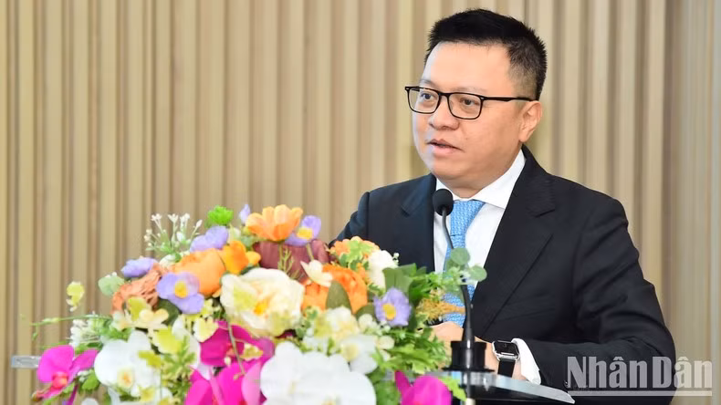 Quoc Minh interviene en la ceremonia.