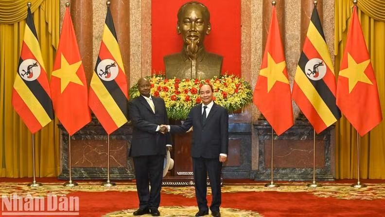 El presidente de Vietnam, Nguyen Xuan Phuc, y su homólogo ugandés, Yoweri Kaguta Museveni, en la recepción ceremonial.