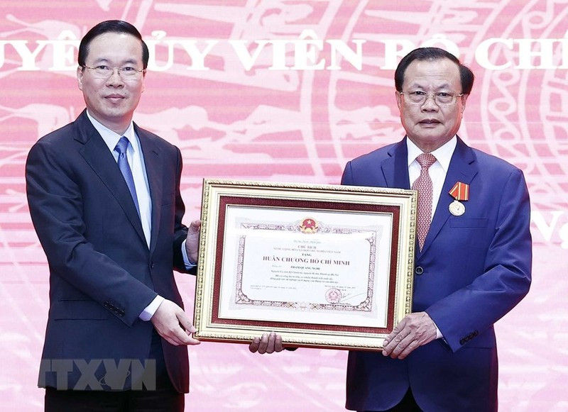 El jefe de Estado otorga la Orden Ho Chi Minh a Pham Quang Nghi.