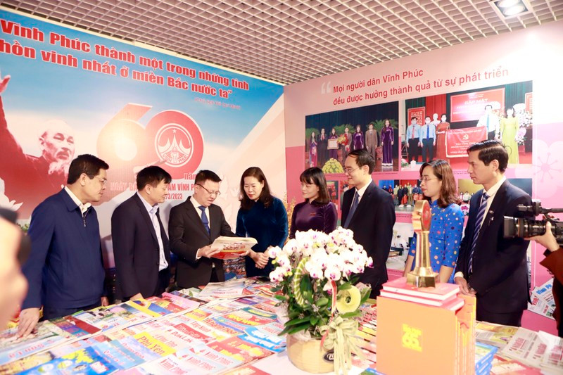 El presidente-editor del periódico Nhan Dan, Le Quoc Minh, visita el Festival periodístico de primavera de Vinh Phuc.