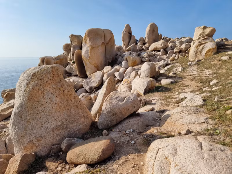 Los bloques de granito del parque de piedras tienen diferentes formas y tamaños.