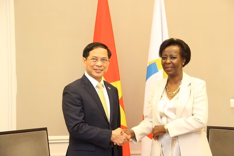 El ministro de Relaciones Exteriores, Bui Thanh Son, y la secretaria general de la OIF, Louise Mushikiwabo (Fotografía: VNA)