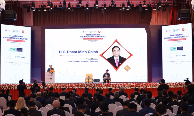El primer ministro de Vietnam, Pham Minh Chinh, pronuncia un discurso en la Cumbre de Negocios e Inversiones de Asean 2022. (Foto: VNA)