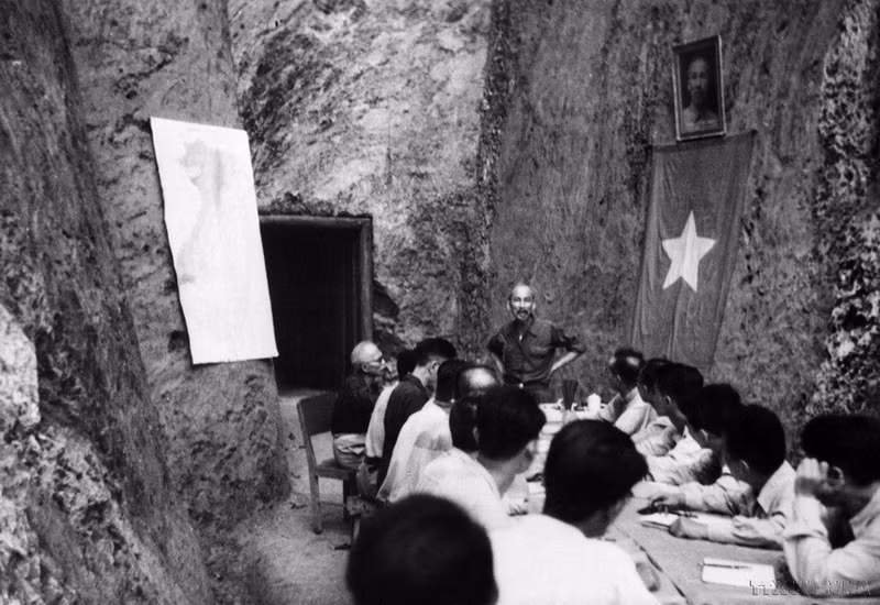 El Presidente Ho Chi Minh preside la reunión del Consejo de Gobierno en la base de resistencia de Viet Bac durante la lucha de resistencia contra los colonialistas franceses.