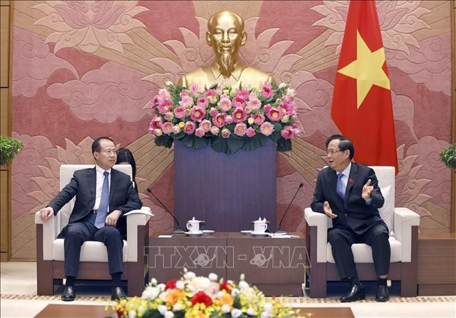 El vicepresidente de la Asamblea Nacional de Vietnam Tran Quang Phuong (derecha) conversa con Fu Ziying, subjefe del Comité de Asuntos Exteriores de la Asamblea Popular Nacional de China. (Foto: VNA)