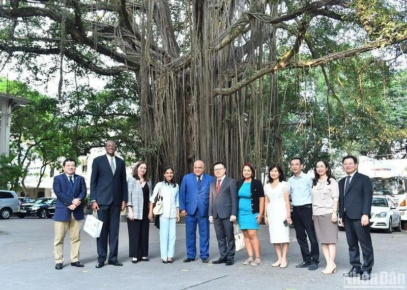 El presidente-editor del diario Nhan Dan, Le Quoc Minh recibe a la subdirectora del periódico Granma, Arlín Alberty Loforte.