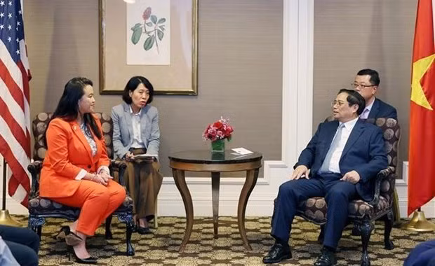 El primer ministro Pham Minh Chinh (derecha, al frente) y Sheng Thao (izquierda, al frente), alcaldesa de la ciudad de Oakland, en la reunión. (Fotografía: VNA)