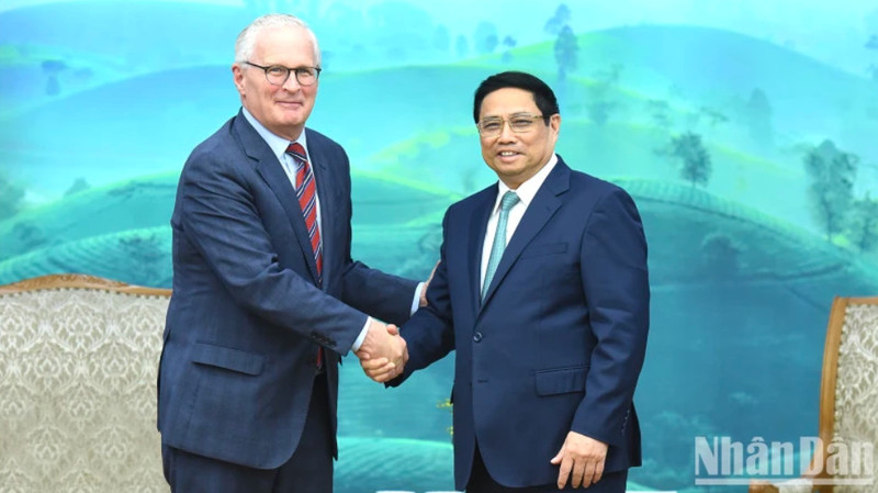 El primer ministro de Vietnam, Pham Minh Chinh (derecha), recibe a John Neuffer, presidente de la SIA. 
