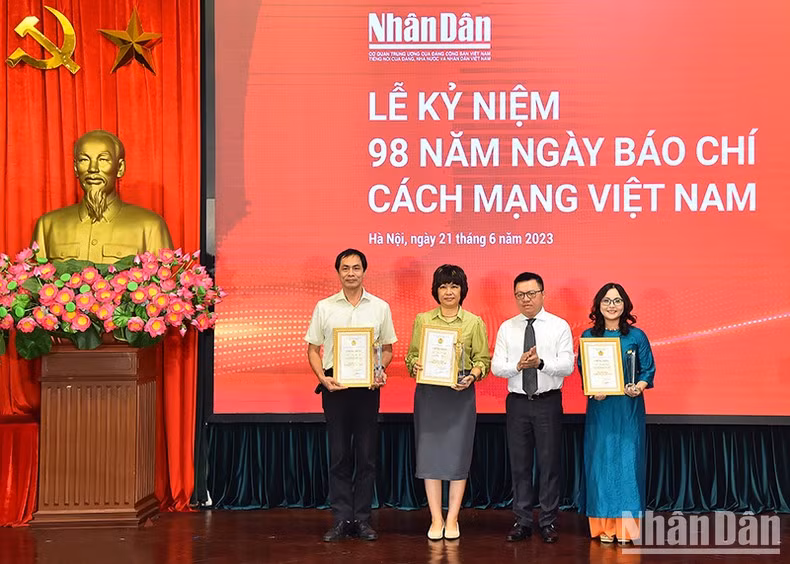 Quoc Minh entrega el premio "Rostro del Año" en 2022 a los ganadores.