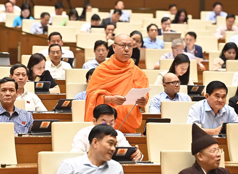 El Venerable Ly Minh Duc, diputado de la provincia de Soc Trang habla en el evento.